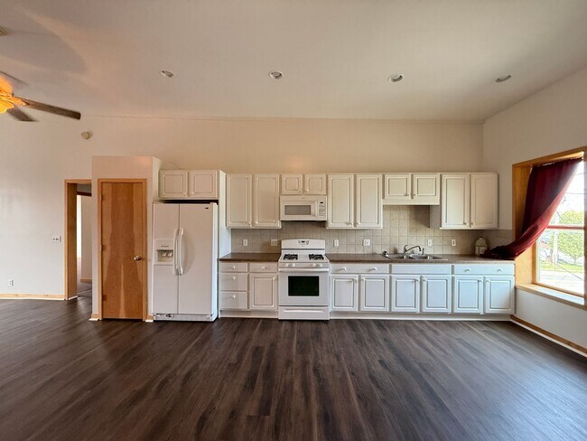 Foto del edificio - Spacious Newly Remodeled 2-Bedroom Upper Apartment in the Village of Grass Lake