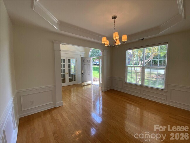 Foto del edificio - 9901 Hazelview Dr