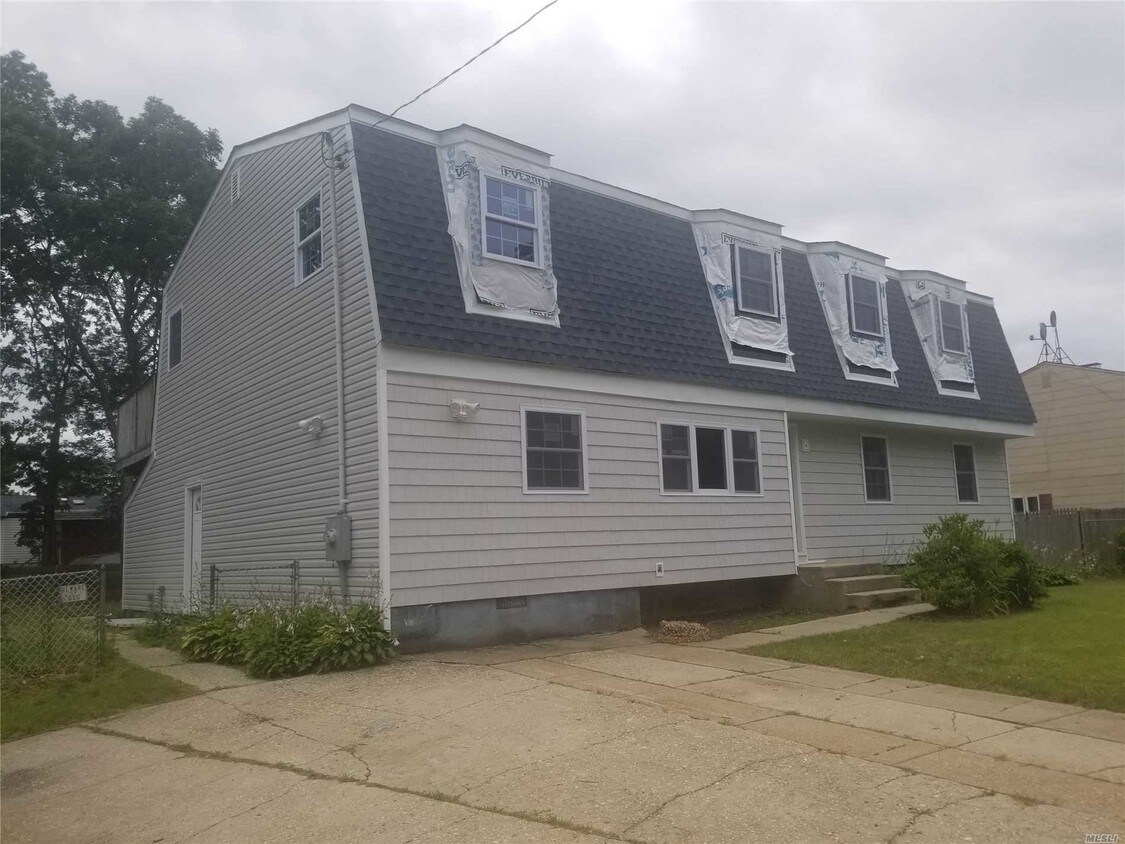 Primary Photo - 828 Commack Rd