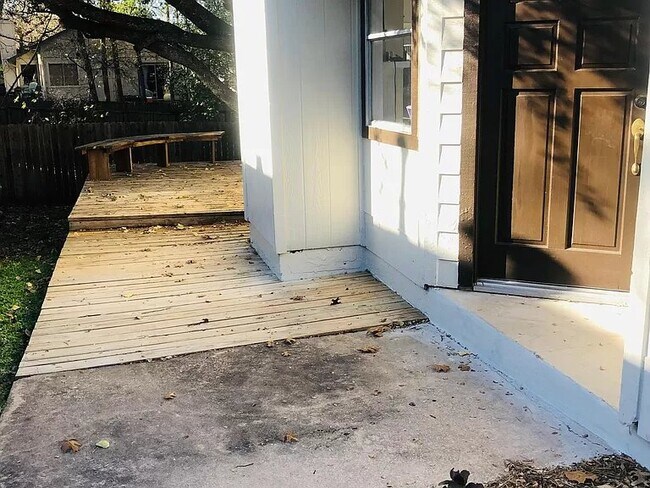 Puerta principal - 1704 Whitney Way