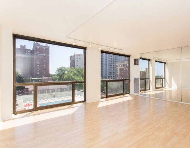 Building Photo - 4343 N Clarendon Ave