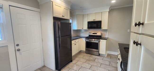 Building Photo - 2 Bed 1 Bath Home
