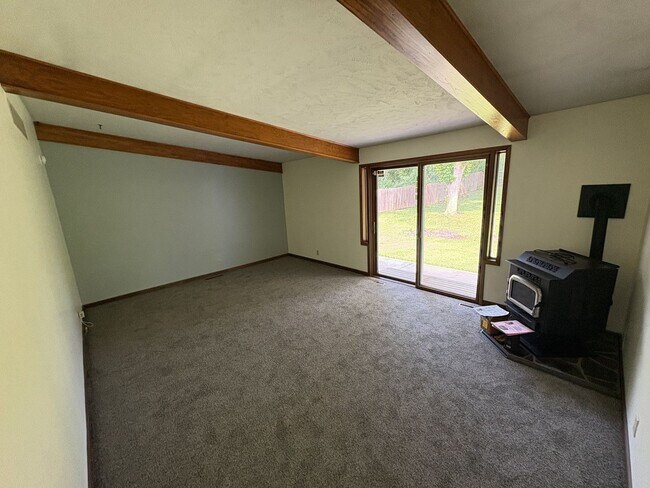 Foto del edificio - Spacious Home with Attached Garage & Fenced Backyard