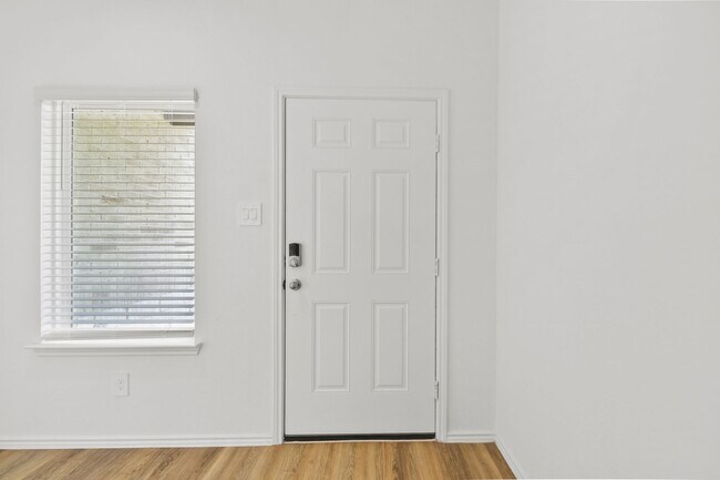 Foto del edificio - Energy-Efficient Home Near Bush Airport