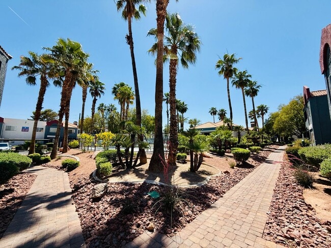 Foto del edificio - Charming 1-Bedroom Condo in the Heart of S...