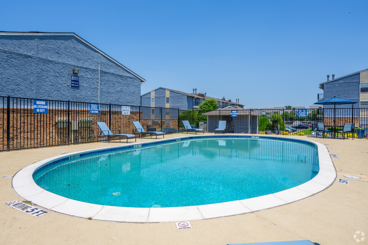 Área de piscina relajante - Misty Hollow Apartments