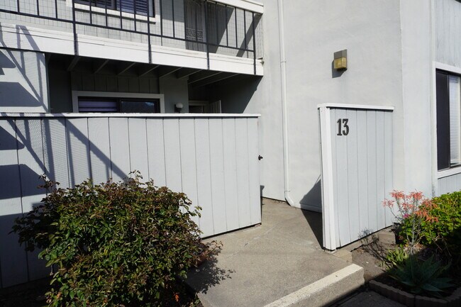 Vista del patio delantero con puerta para privacidad (puerta no mostrada) - 6518 Embarcadero Dr