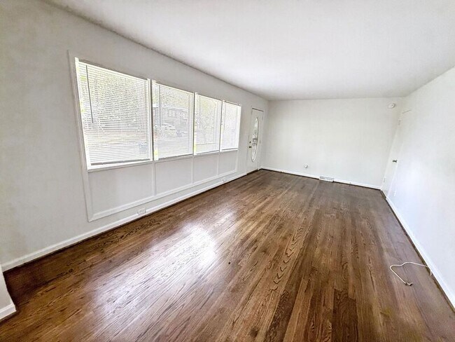 Foto del edificio - 328 Robertson Ave