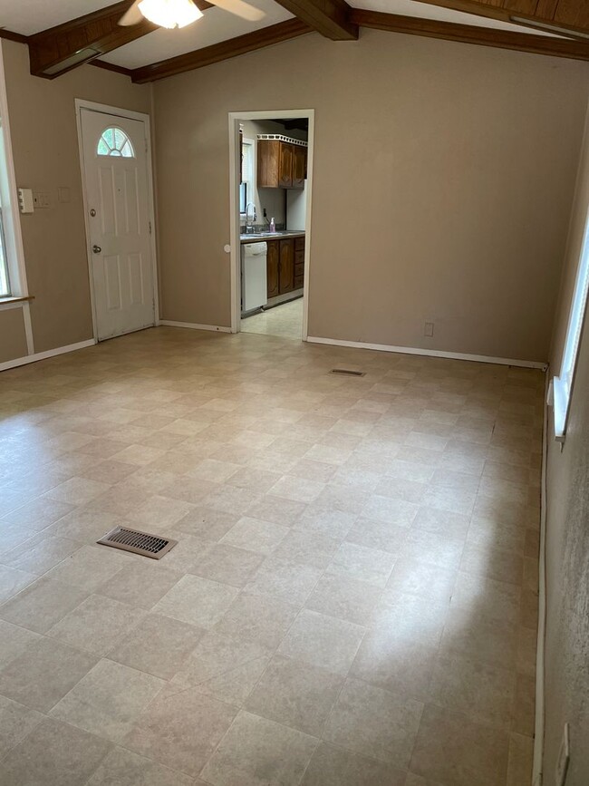 Building Photo - Three Bedroom , 2 Bathroom , large yard