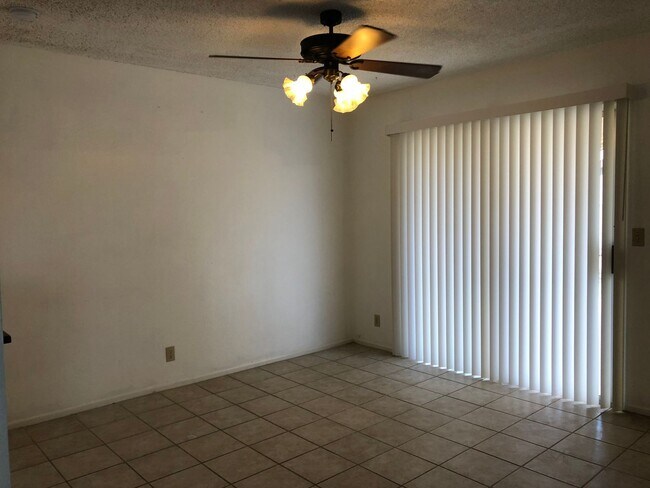 Foto del edificio - AVAILABLE NOW!!