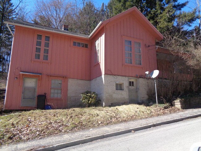 Building Photo - 165 Valley St