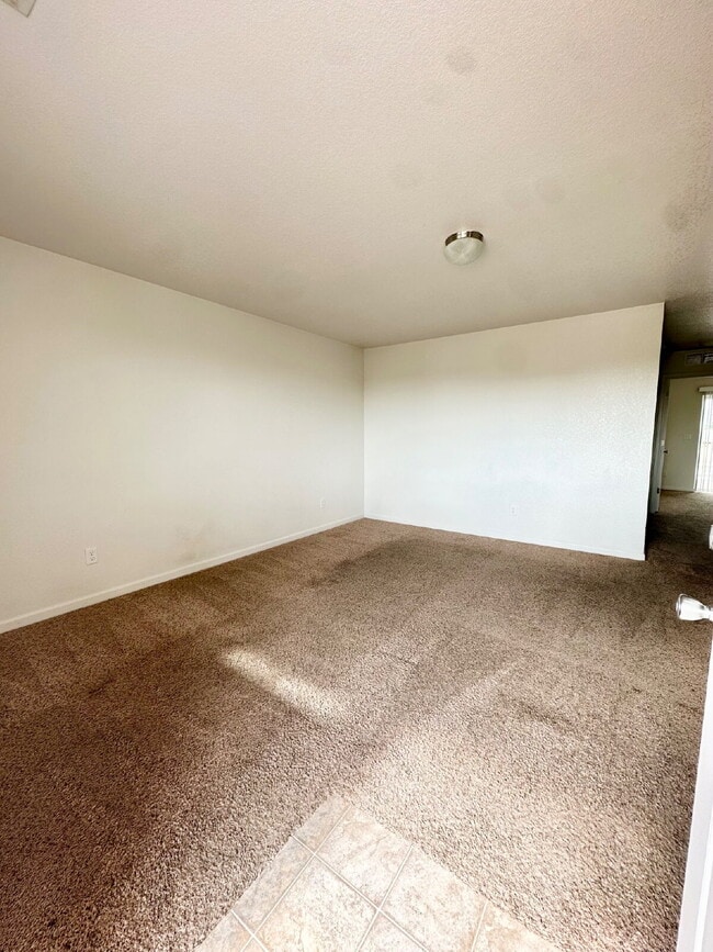 Building Photo - Upper-Level 2-Bedroom Apartment with Porch...