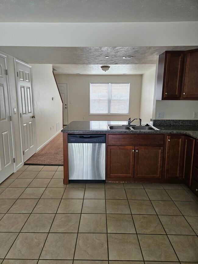 Building Photo - 34 Circuit St