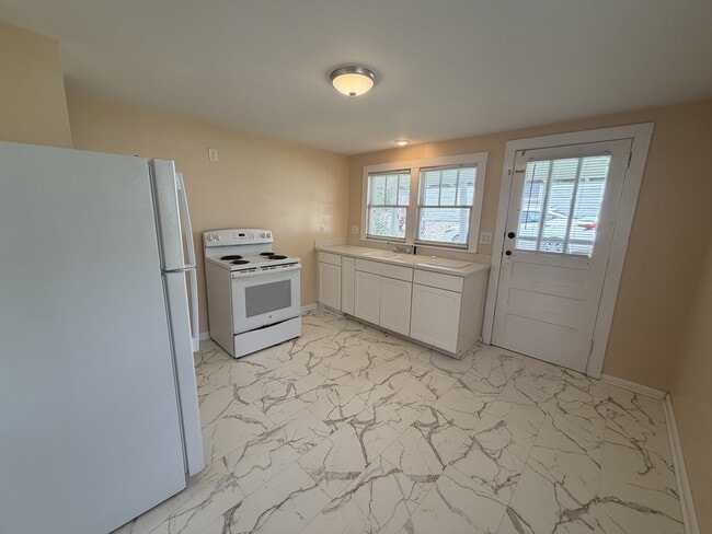 Building Photo - 530 Crescent Dr