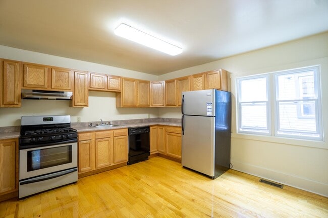 Building Photo - Bright, Open , First Floor Flat With Front...