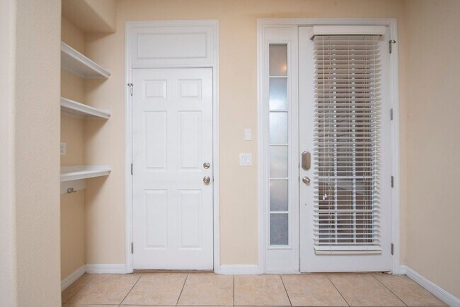 Foto del edificio - Beautiful 3/2.5 Townhouse with Garage in G...