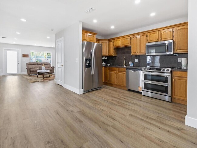 Building Photo - 1322 Riverside Cir