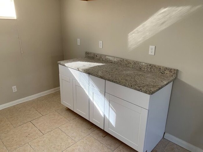 Building Photo - 1029 Caliente Dr