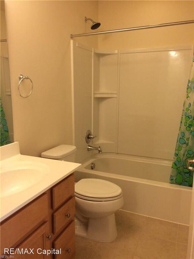 Building Photo - 4 br, 3.5 bath House - PARKWAY COURT, 144