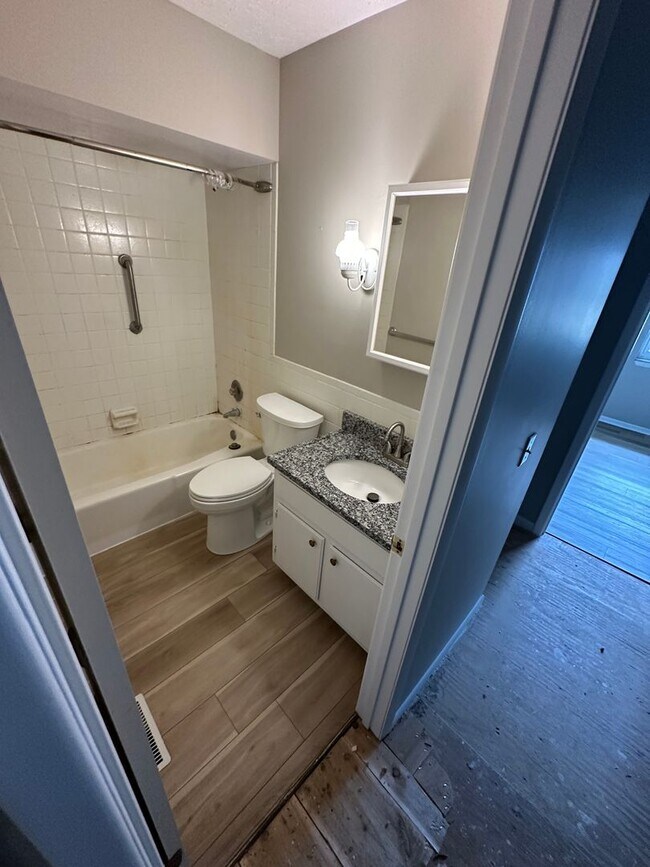 Foto del edificio - Updated 3 Bed 1.5 Bath Townhome with basem...