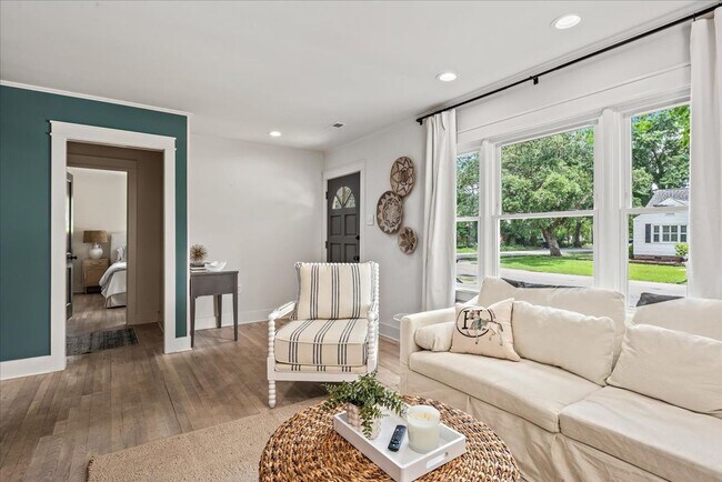 Foto del edificio - Old Village Cottage -Fully Furnished