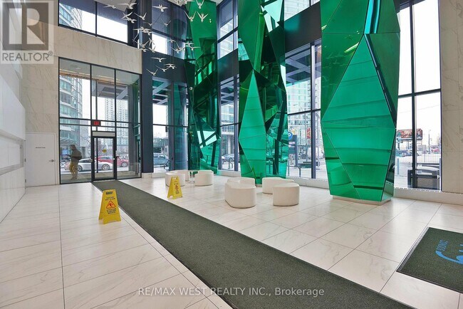 Photo du bâtiment - 352 Front St W