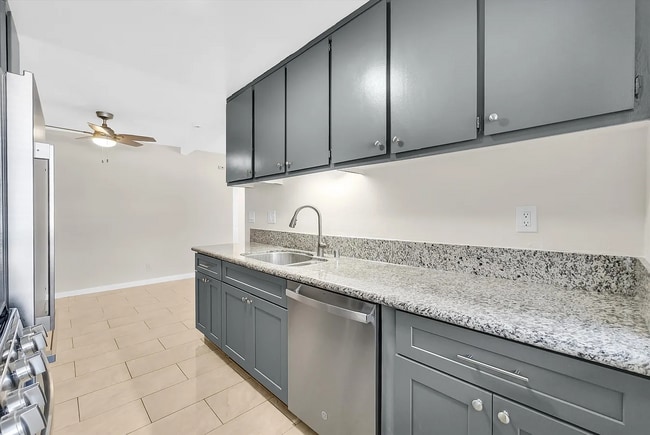 Foto del edificio - 1250 S Brookhurst St