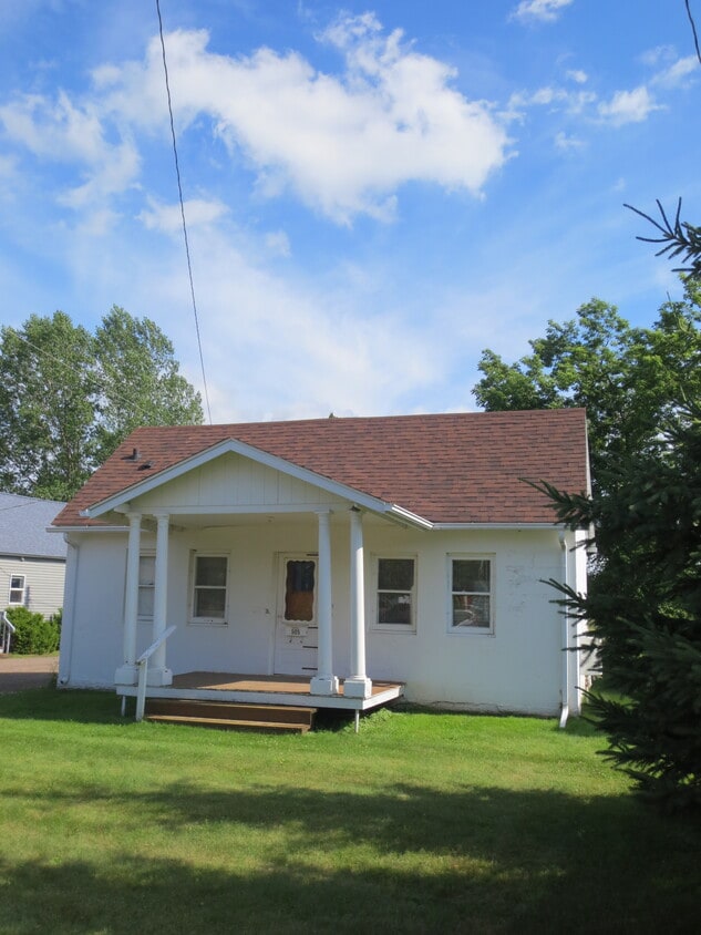 505 Flambeau Avenue Front Yard - 505 Flambeau Ave