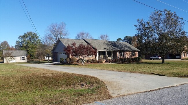Building Photo - Level 1 ac Lot, 3bd, 2ba, Brick, nice stre...