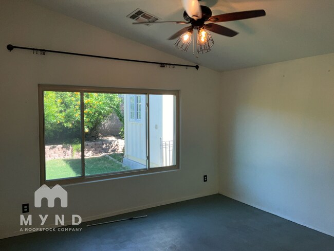 Foto del edificio - 8956 E Hillview St
