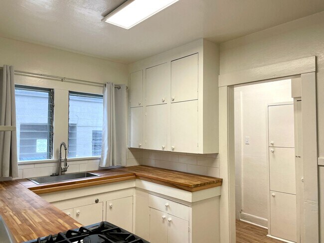 Foto del edificio - Great 3B/1BA Home in University City acros...