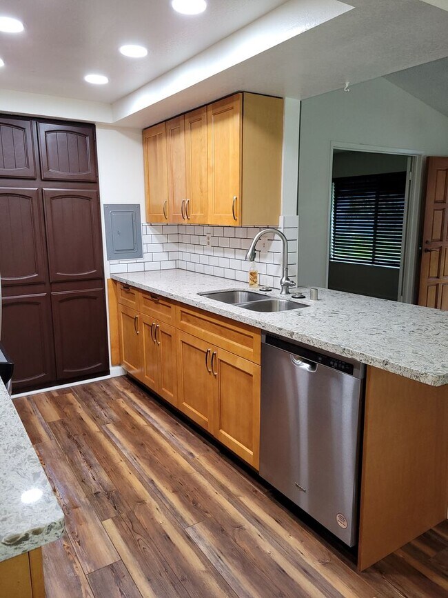 Building Photo - Wailuna Townhouse - 3 bedrooms, 2 bath, 1 car garage & 1 open stall - Avail 6/27/25