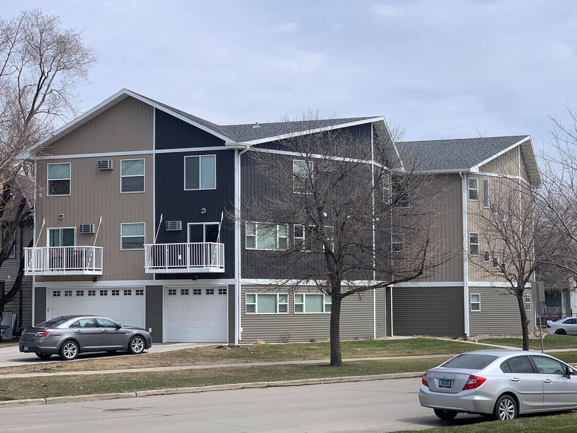 Primary Photo - 1701 Dakota Dr N