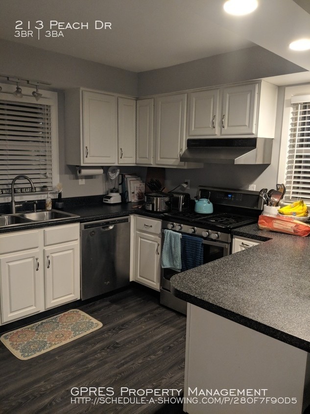 Primary Photo - Lovely 3 Bedroom Ranch!