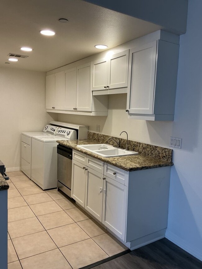 Building Photo - Club 42 #304