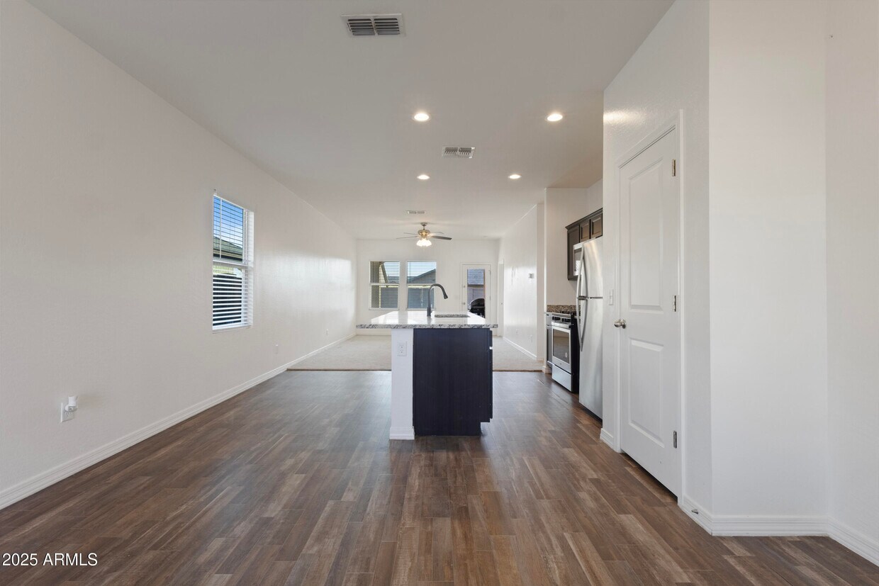 Foto principal - 20249 W Woodlands Ave
