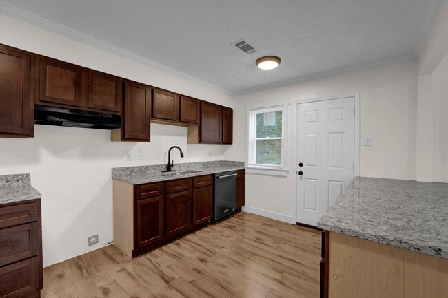Building Photo - Recently Renovated Brick Home Located Minutes away from Memphis International Airport!