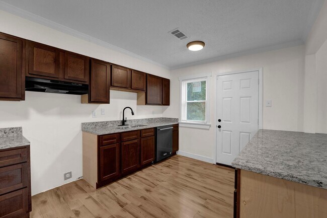 Foto del edificio - Recently Renovated Brick Home Located Minutes away from Memphis International Airport!