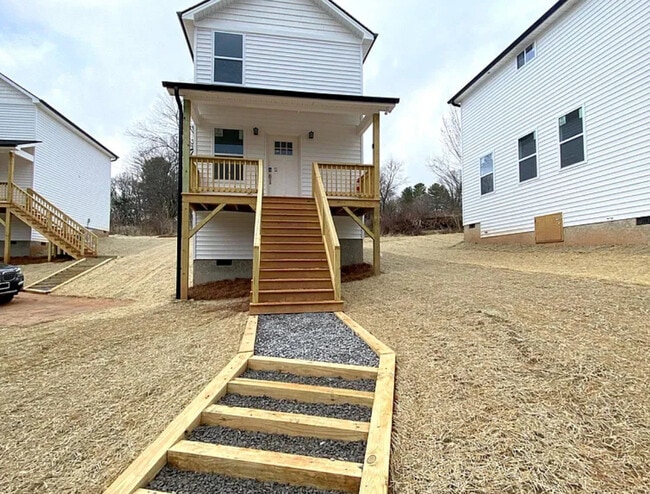 Building Photo - 11 Friendly Holw