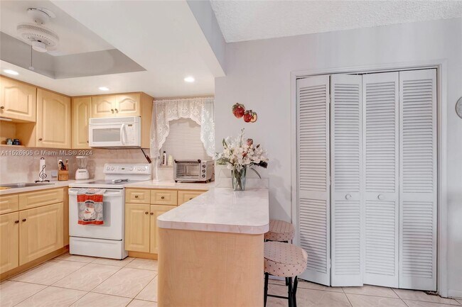 Building Photo - 9120 Fontainebleau Blvd