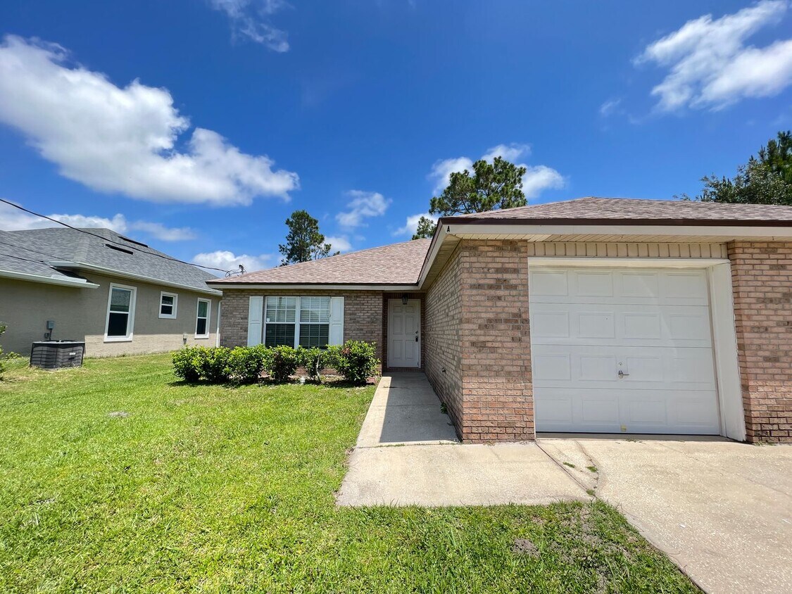 Foto principal - Comfortable 3-Bedroom Home with Garage – L...