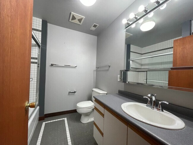 Foto del edificio - 641 W Grand Ave