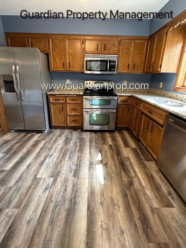 Foto del edificio - Eden Prairie Single Family Home, 2 Car Garage, Large Fenced Back Yard, September/October Move in