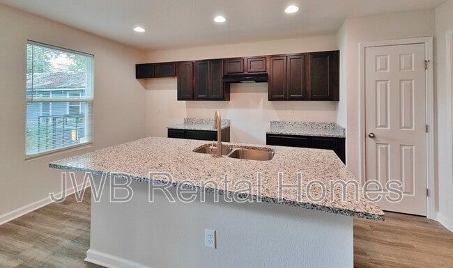 Foto del edificio - 452 Malcross Ave