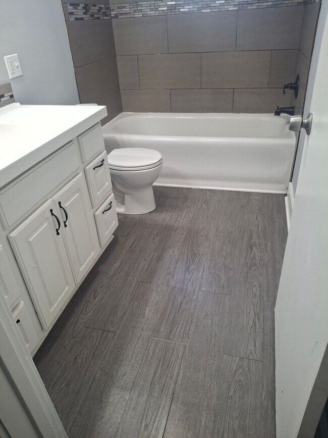 Foto del edificio - Four bedroom house for rent