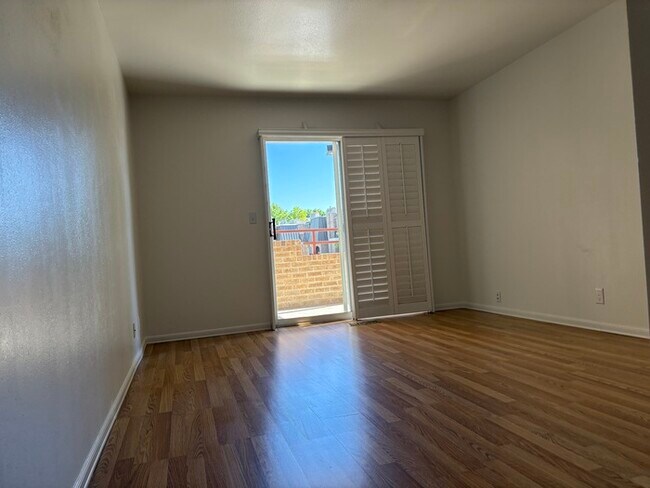 Foto del edificio - Spacious & Stylish 1-Bedroom Condo in the ...