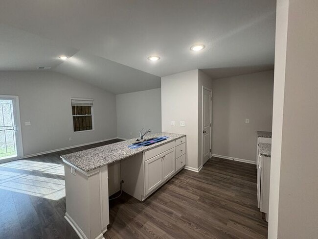 Foto del edificio - Charming 4-Bedroom Home with Spacious Livi...