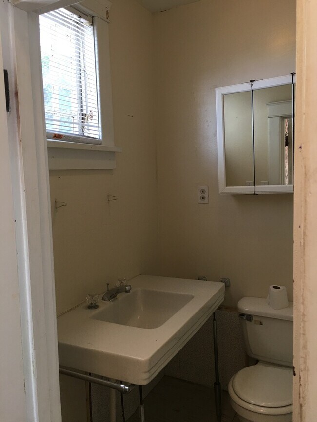 Foto del edificio - 1 Bedroom Apartment Downtown - Parking & ALL UTILITIES INCLUDED!