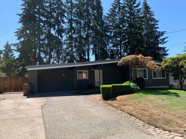 Building Photo - Beautiful and spacious 3 bed + office area...