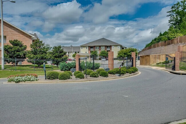 Urbanización cerrada con entrada mediante código. - 3218 Veterans Memorial Pky